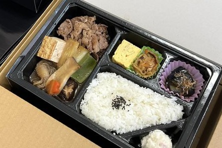 仕事納めにスタッフ全員へ「峯野牛すき焼き弁当」をプレゼント🍱